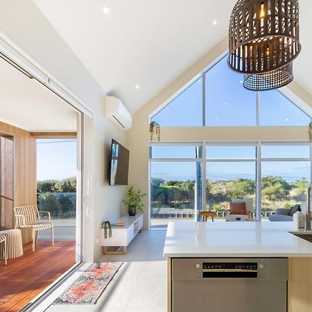 Luxury Beachside Living Elegant 3-Bedroom Haven Christchurch Eksteriør billede