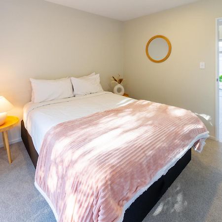 Luxury Beachside Living Elegant 3-Bedroom Haven Christchurch Eksteriør billede