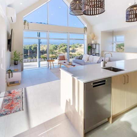 Luxury Beachside Living Elegant 3-Bedroom Haven Christchurch Eksteriør billede
